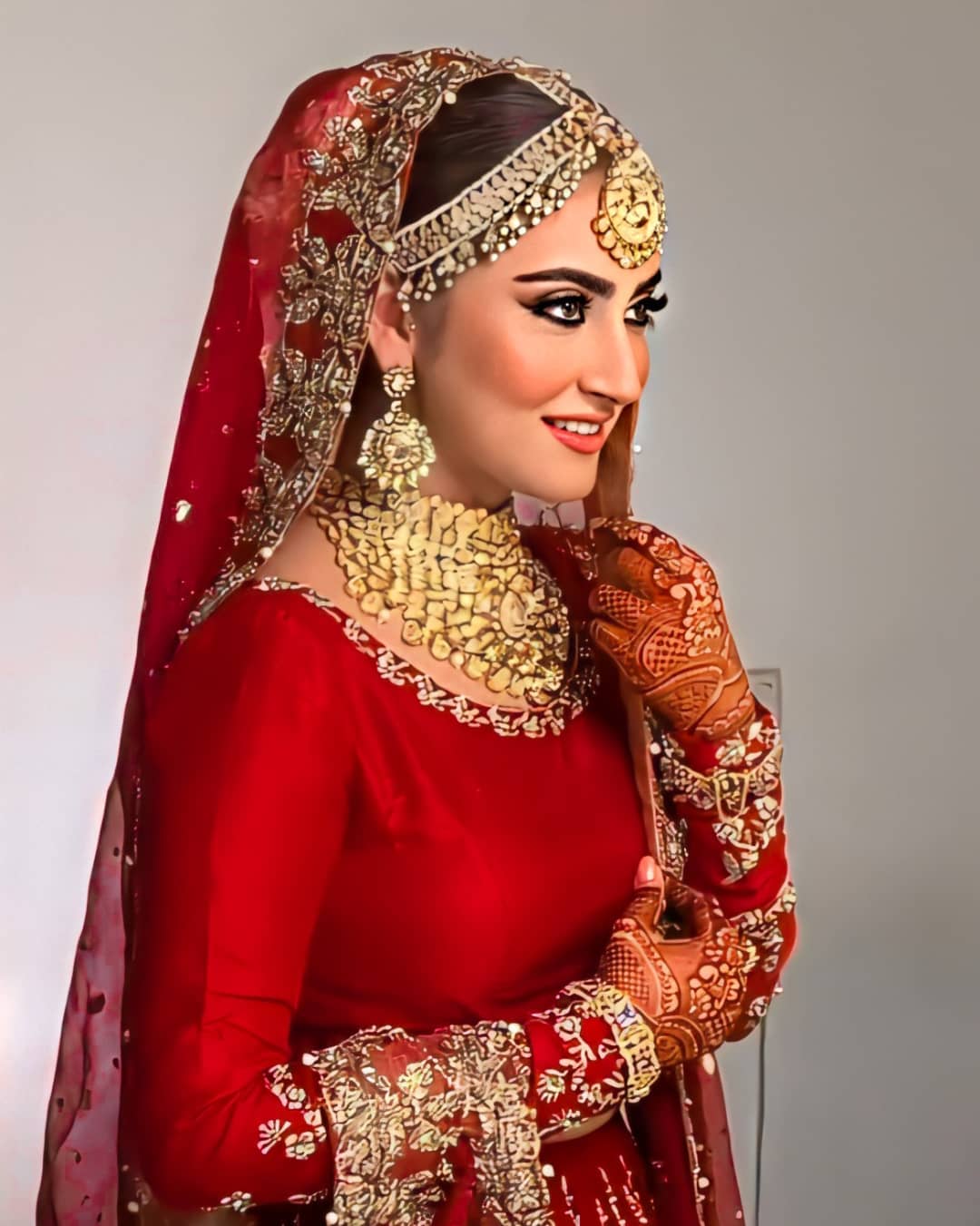 Hiba Bukhari stuns in bright red for Rukhsati